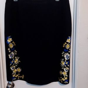 Tahari 14W Black Embroidered Skirt